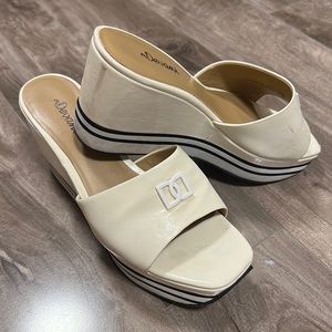 🔥🔥DEVANI White patent leather wedges